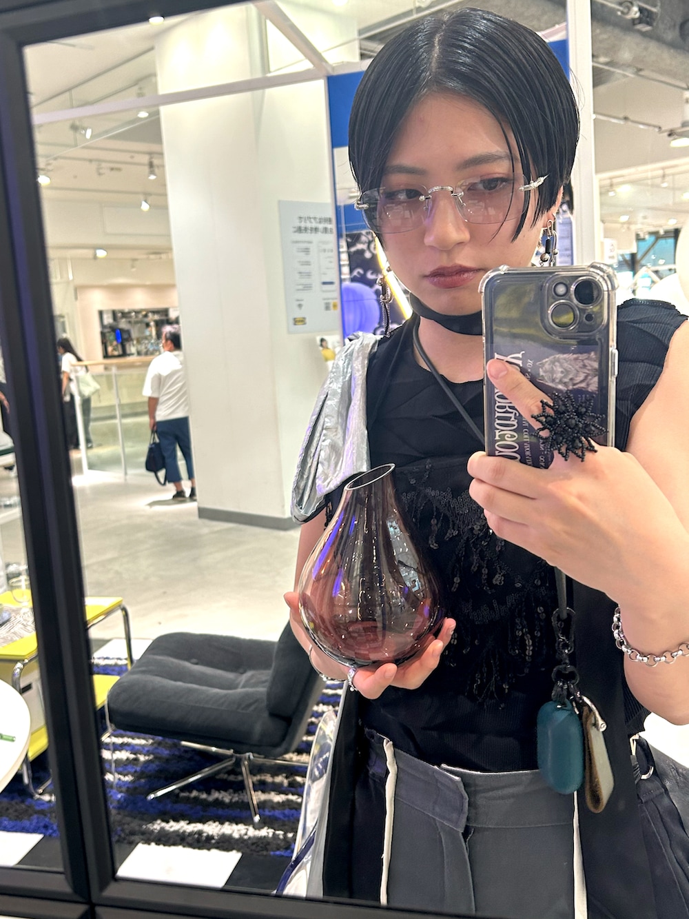 「モノトーンコーデ、大人カジュアルコーデ、リムレス、ハンサムショート、休日スタイル、カジュアルコーデ、モード」｜「ISSEY MIYAKEのアイテム（アンサンブル、ブラック系）」を使った、#MoNAさん（骨格ナチュラル・レディース・161cm）の夏コーディネートの2枚目の写真