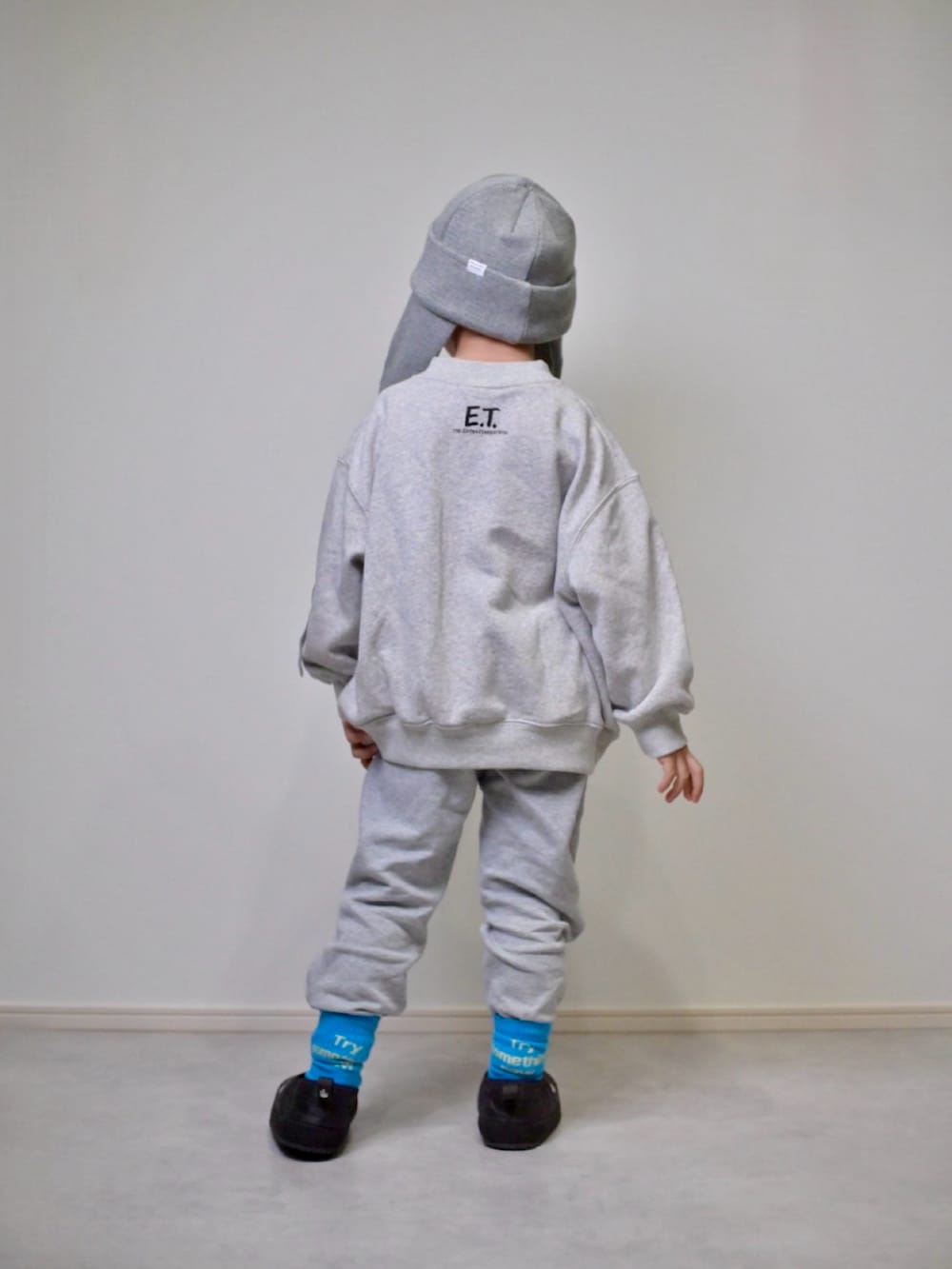 グレー系のスウェット、グレー系のスウェットパンツ、ブラック系のスニーカーを着用したキッズの冬コーディネートの3枚目の写真