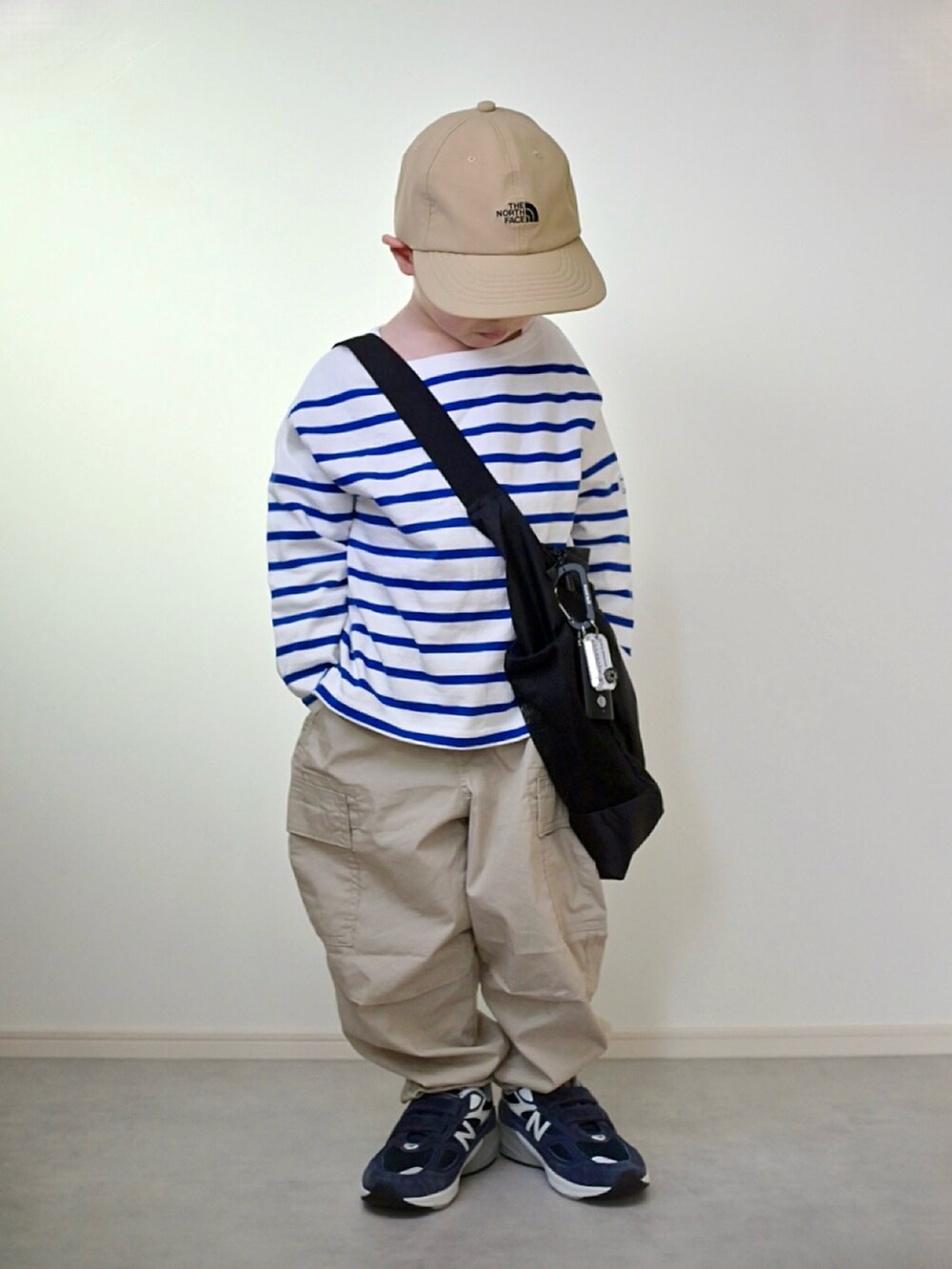 ブルー系のTシャツ/カットソー、ベージュ系のその他パンツ、ブルー系のスニーカーを着用したキッズの春コーディネートの3枚目の写真