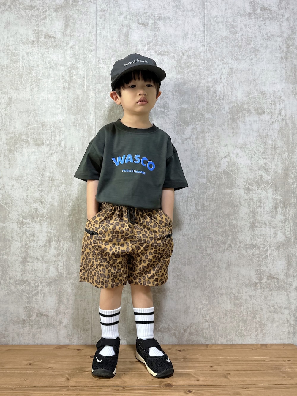 グレー系のTシャツ/カットソー、イエロー系のその他パンツ、ブラック系のスニーカーを着用したキッズの春コーディネートの2枚目の写真