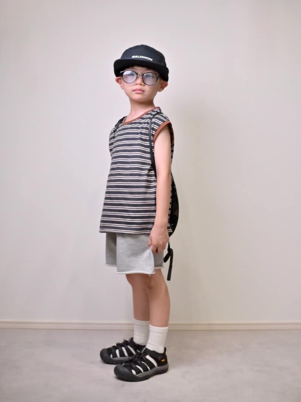 ブラック系のTシャツ/カットソー、グレー系のセットアップ、ブラック系のサンダルを着用したキッズの夏コーディネートの4枚目の写真
