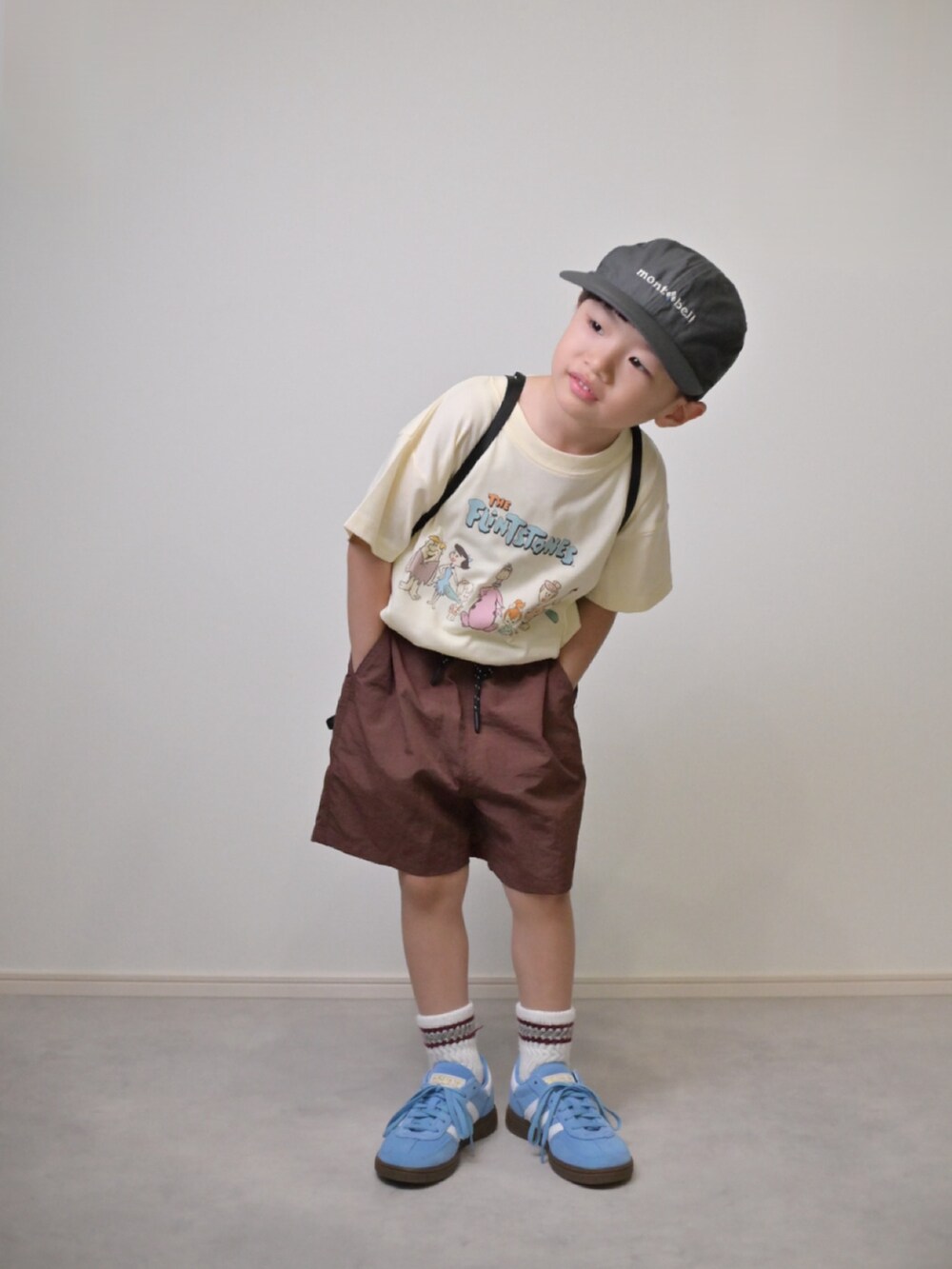 ホワイト系のTシャツ/カットソー、ブラウン系のその他パンツ、ブルー系のスニーカーを着用したキッズの夏コーディネートの5枚目の写真