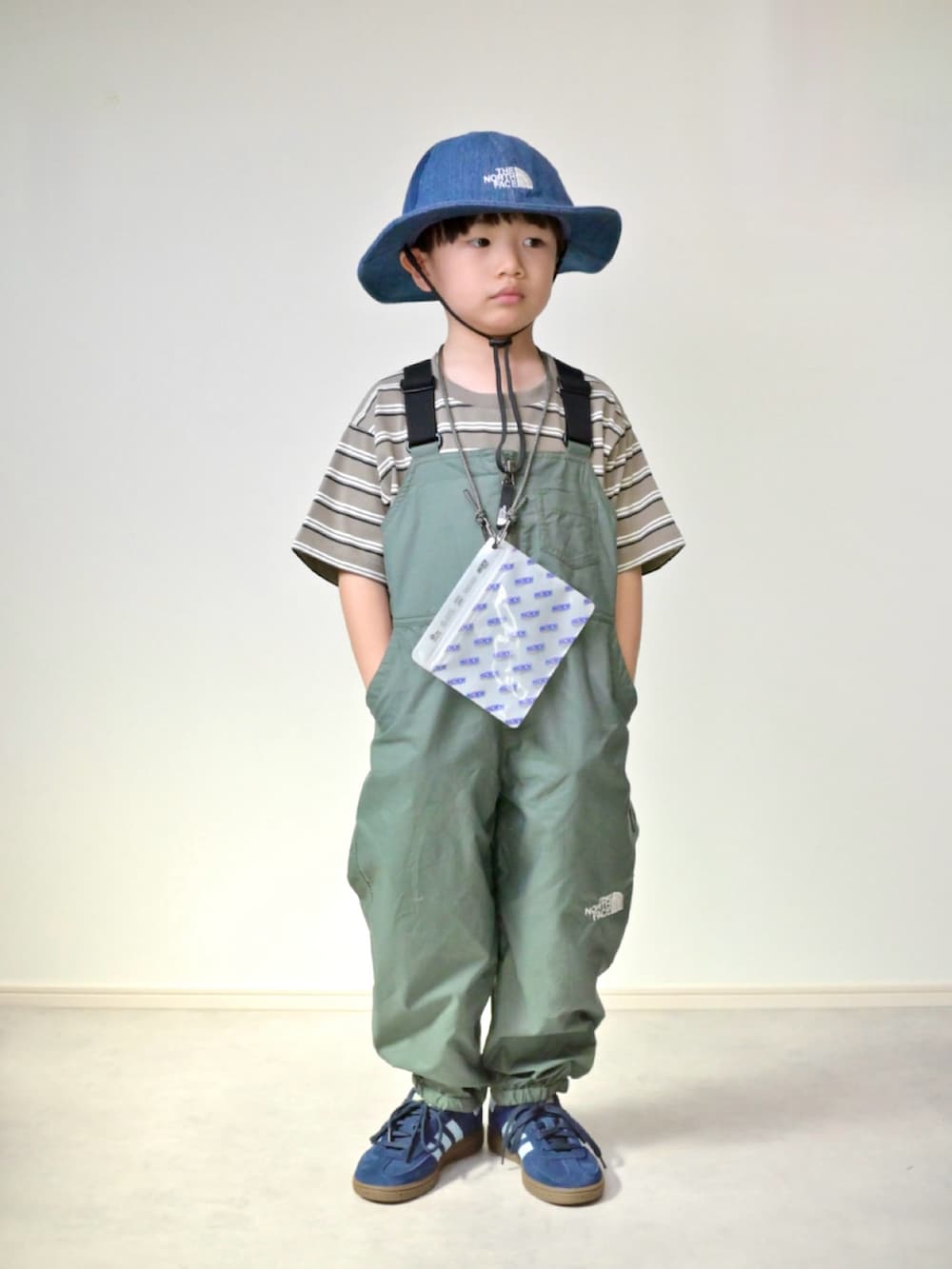 その他のTシャツ/カットソー、ブルー系のスニーカー、グリーン系のその他ベビー用品を着用したキッズの春コーディネートの2枚目の写真