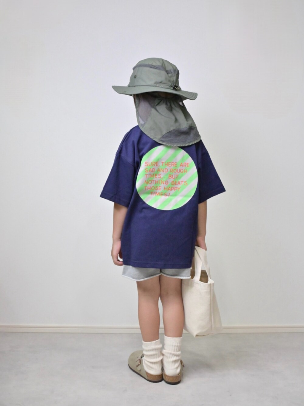 ブルー系のTシャツ/カットソー、グレー系のセットアップ、ホワイト系のトートバッグを着用したキッズの夏コーディネートの3枚目の写真