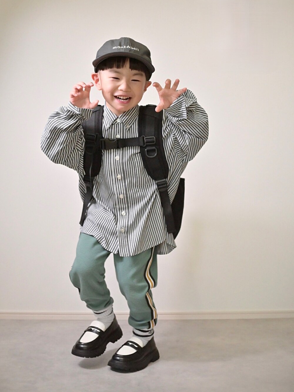 グレー系のブルゾン、グリーン系のその他パンツ、ブラック系のシャツ/ブラウスを着用したキッズの冬コーディネートの5枚目の写真