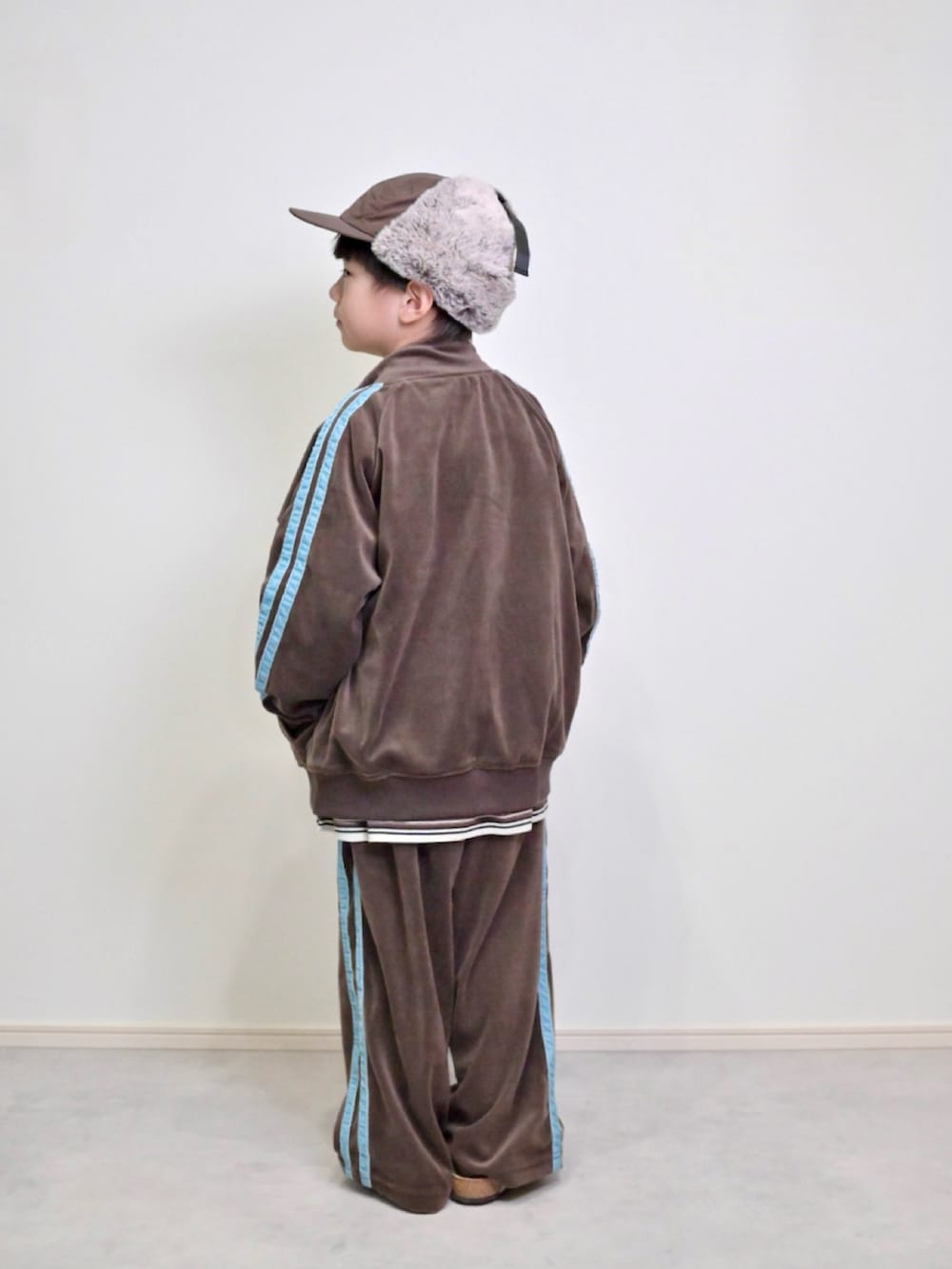 ブラウン系のカーディガン/ボレロ、ブラウン系のその他パンツ、その他のTシャツ/カットソーを着用したキッズの秋コーディネートの2枚目の写真