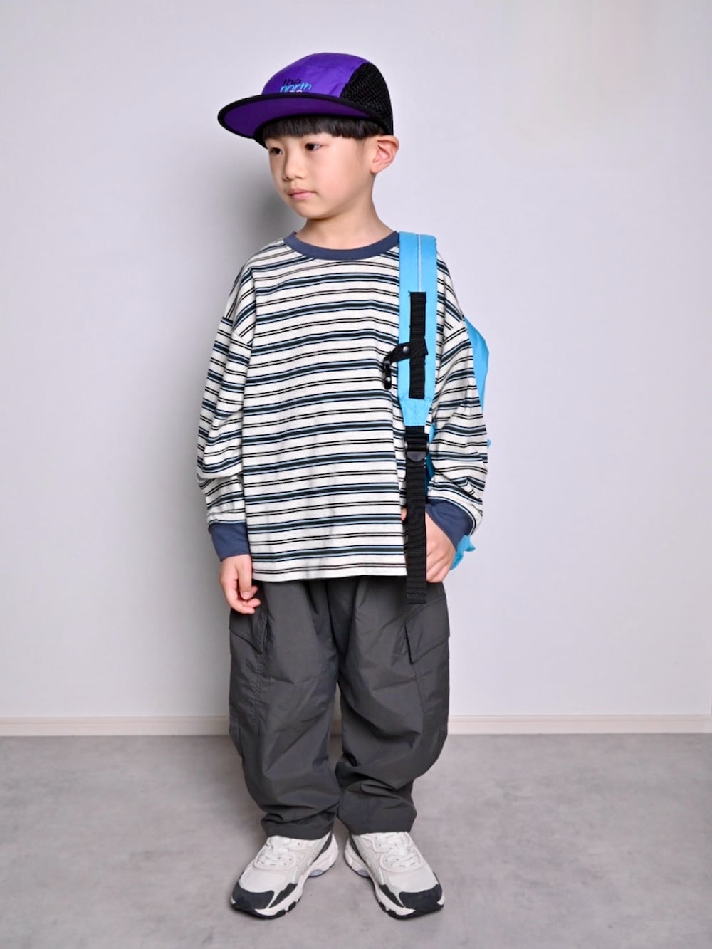 グレー系のTシャツ/カットソー、グレー系のその他パンツ、ブルー系のバックパック/リュックを着用したキッズの春コーディネートの2枚目の写真