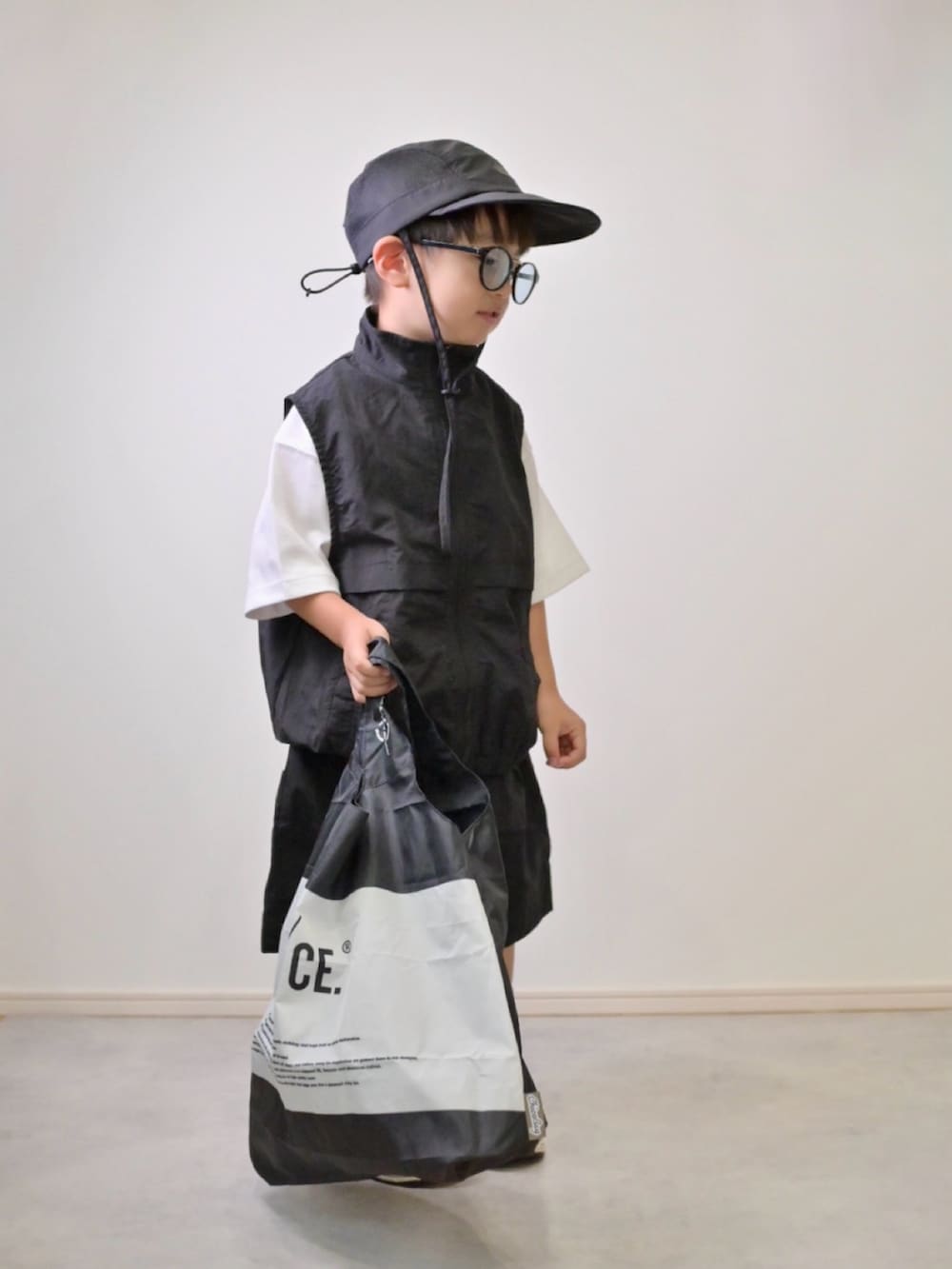 ブラック系のその他パンツ、シルバー系のスニーカー、ブラック系のベストを着用したキッズの夏コーディネートの2枚目の写真