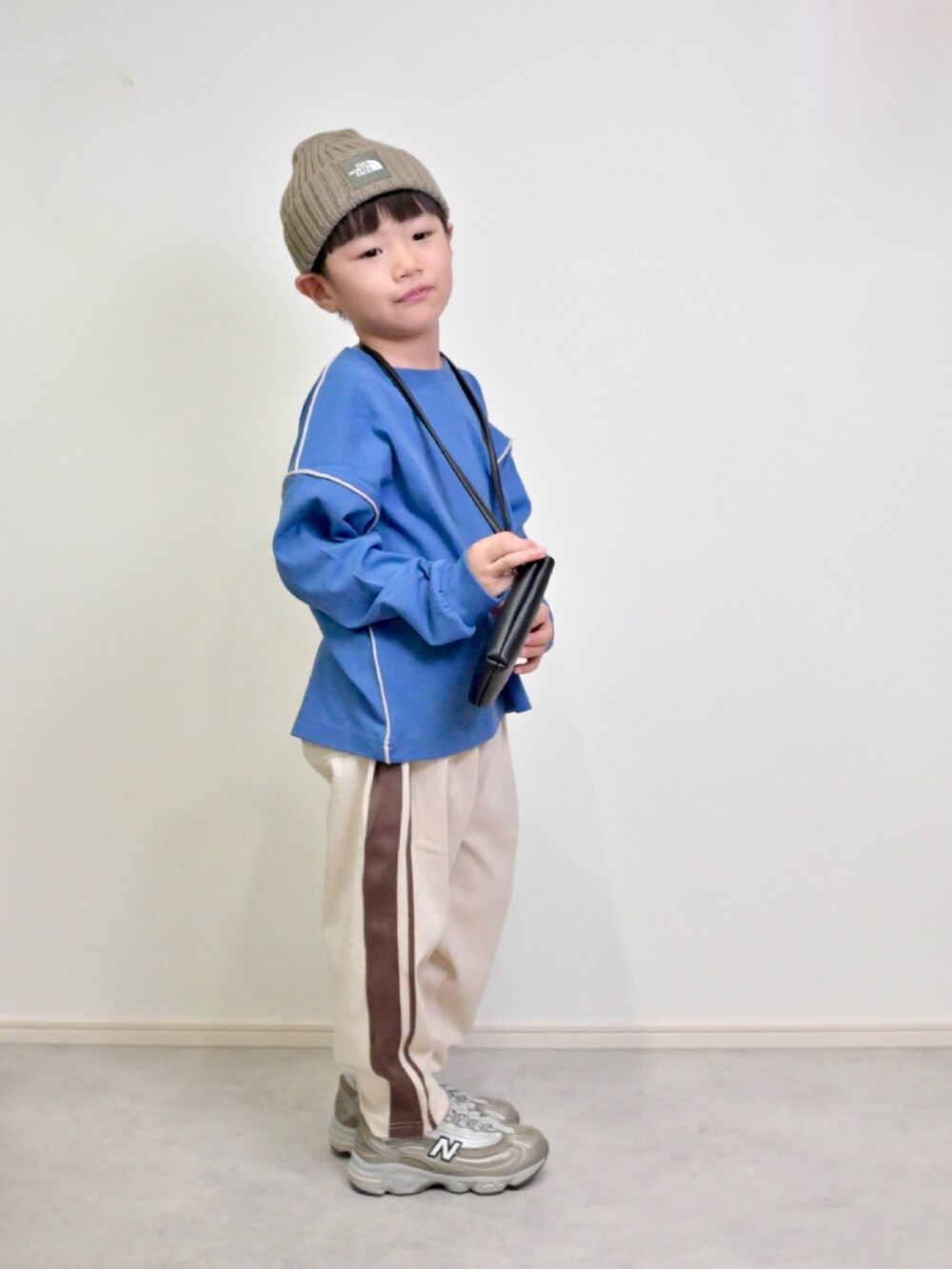 ブルー系のTシャツ/カットソー、ベージュ系のその他パンツ、ベージュ系のスニーカーを着用したキッズの秋コーディネートの5枚目の写真