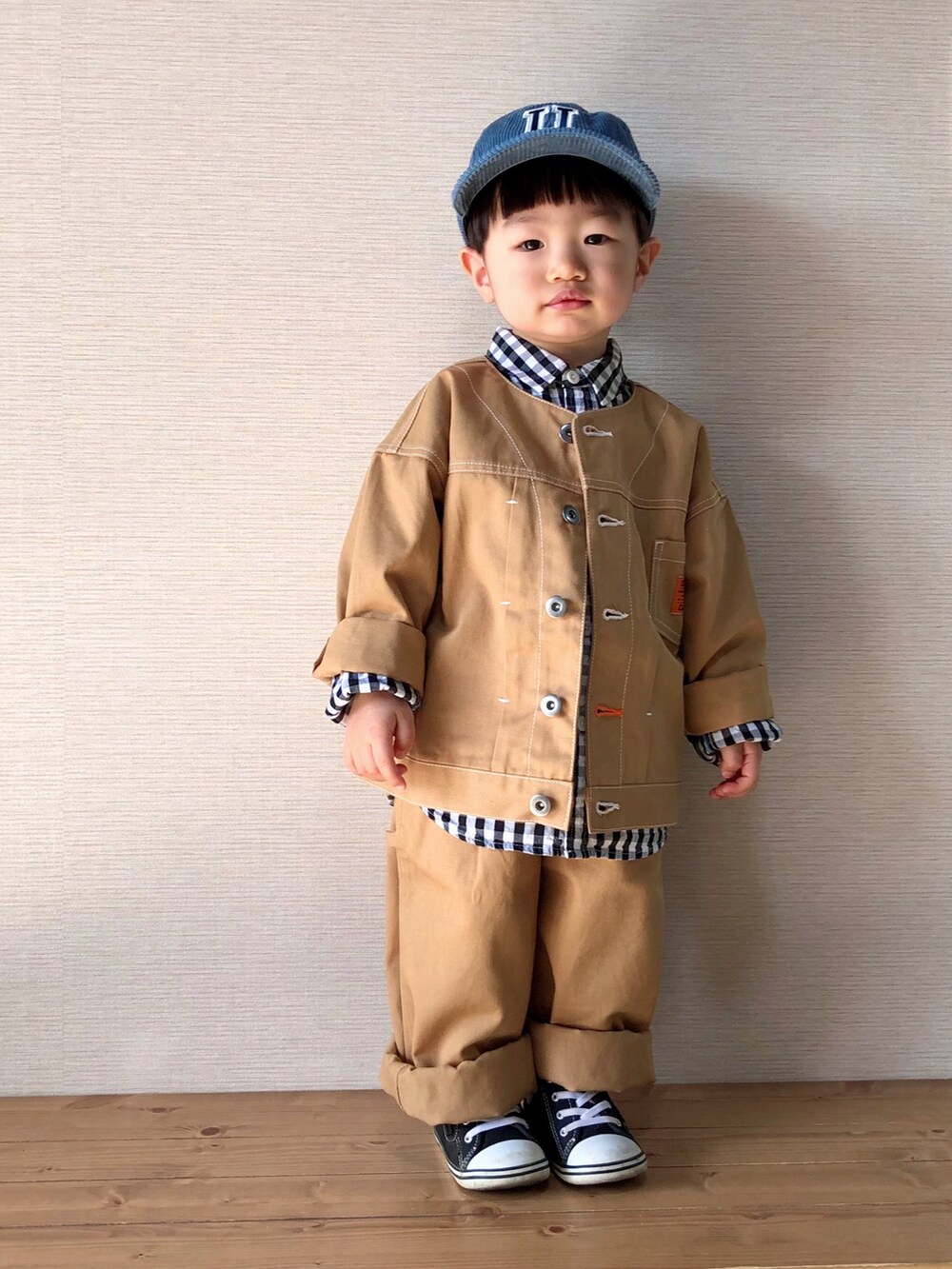 ベージュ系のノーカラージャケット、その他のTシャツ/カットソー、ベージュ系のパンツを着用したキッズの春コーディネートの3枚目の写真