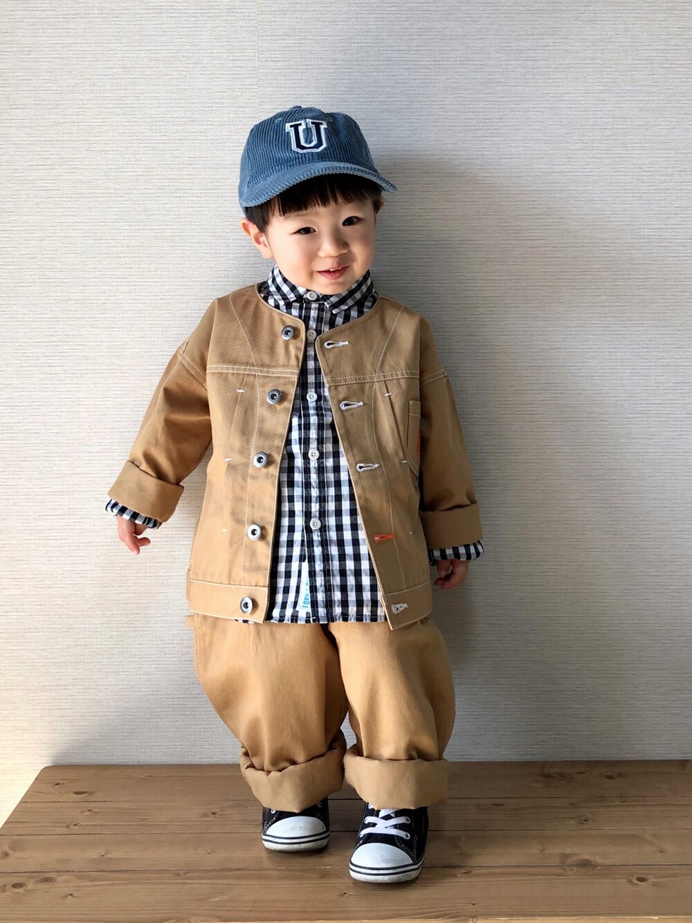 ベージュ系のノーカラージャケット、その他のTシャツ/カットソー、ベージュ系のパンツを着用したキッズの春コーディネートの4枚目の写真