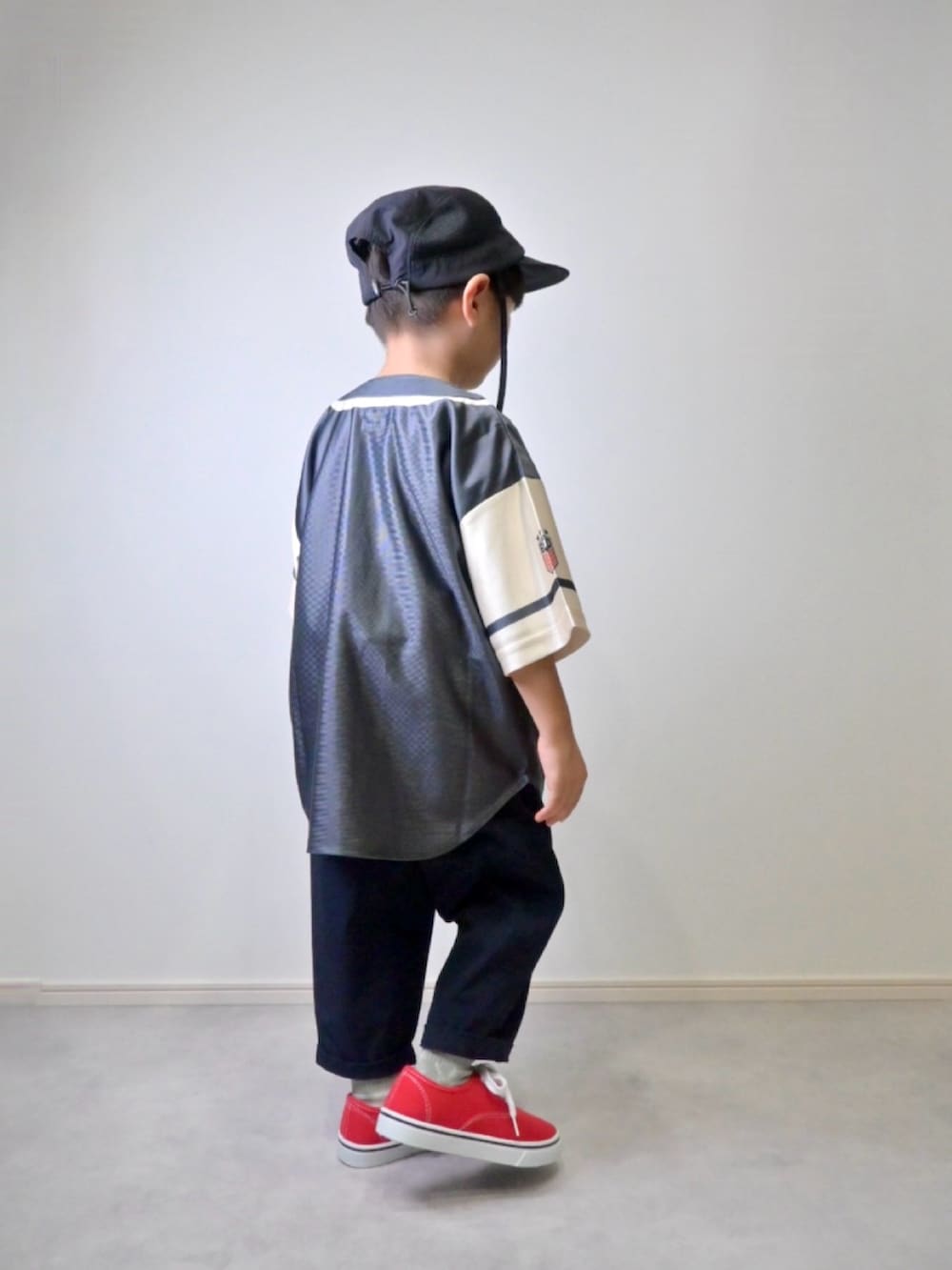 グレー系のシャツ/ブラウス、ブルー系のその他パンツ、レッド系のスニーカーを着用したキッズの夏コーディネートの3枚目の写真