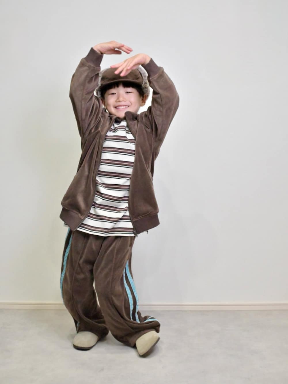 ブラウン系のカーディガン/ボレロ、ブラウン系のその他パンツ、その他のTシャツ/カットソーを着用したキッズの秋コーディネートの4枚目の写真