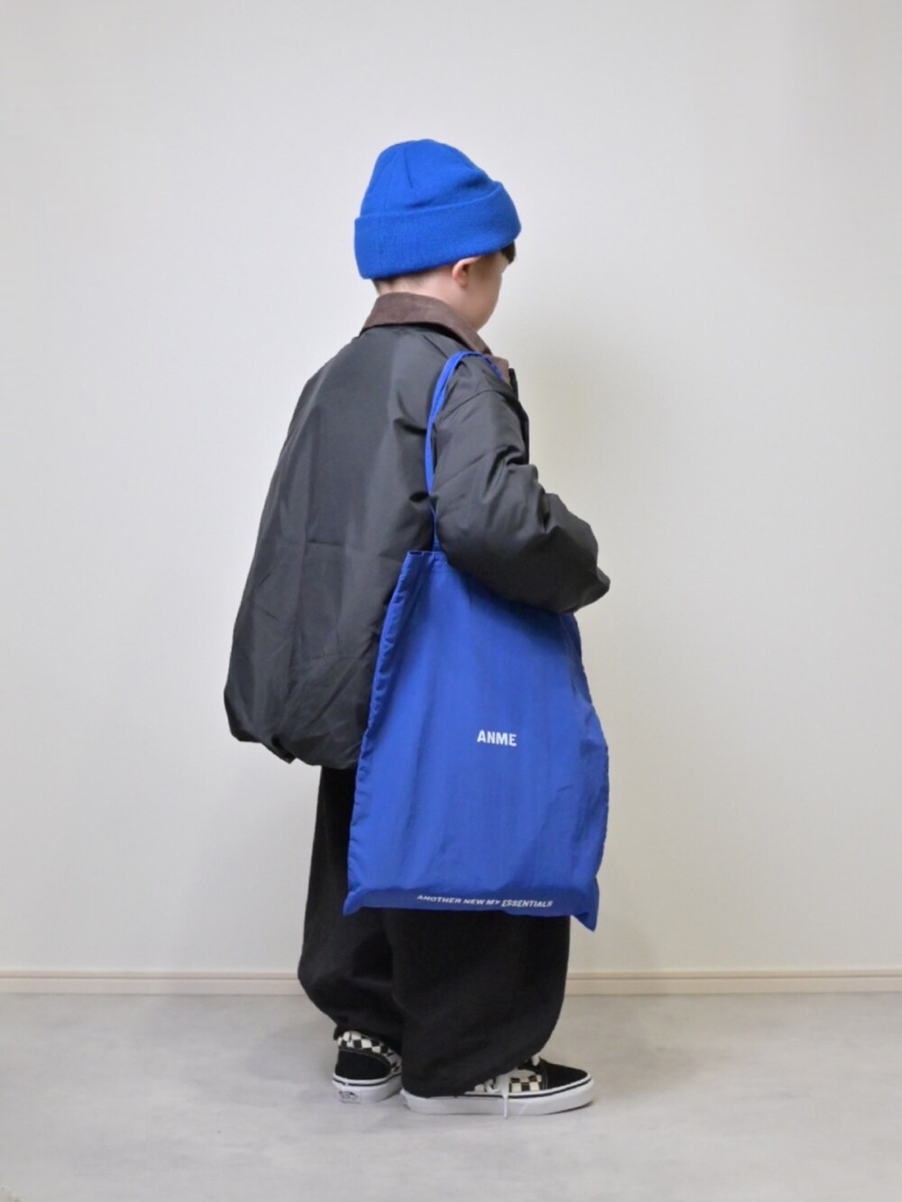 ブラック系のブルゾン、グレー系のスウェット、ブラック系のその他パンツを着用したキッズの秋コーディネートの2枚目の写真