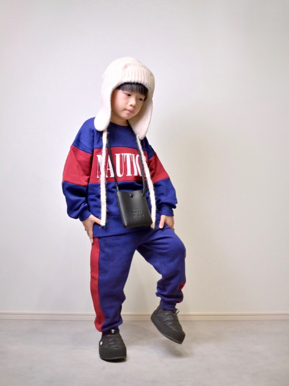 ブルー系のスウェット、ブルー系のスウェットパンツ、ブラック系のスニーカーを着用したキッズの秋コーディネートの2枚目の写真