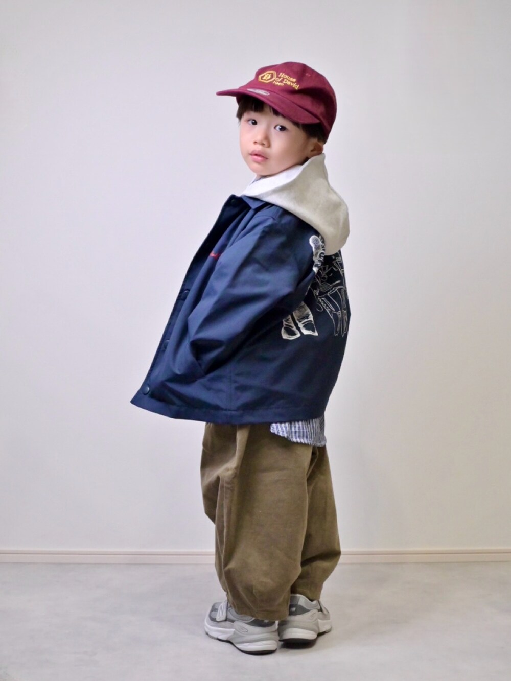 グレー系のスウェット、ブルー系のシャツ/ブラウス、グリーン系のその他パンツを着用したキッズの秋コーディネートの4枚目の写真