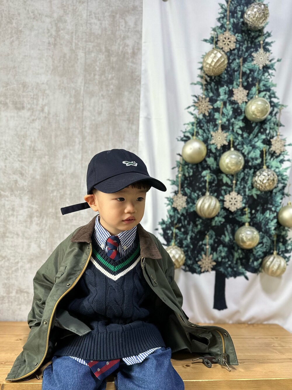 「クリスマスに着たい服、クリスマス、ネクタイ、チルデンニット、デニム、ジャケット、ローファー、キャップ、GU、キッズコーデ、男の子、2歳、マイベストコーデ2022」|「FREAK'S STOREのTOWN CRAFT×FREAK'S STORE/タウンクラフト the FOX キャップ(キャップ、ブルー系)」を使った、tanshio.さん(キッズ・90cm)の冬コーディネートの4枚目の写真