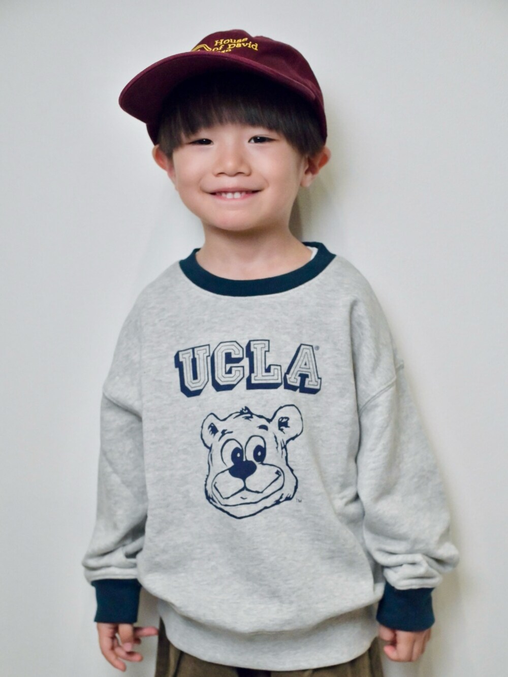 ブルー系のスウェット、グリーン系のその他パンツ、ブラック系のショルダーバッグを着用したキッズの秋コーディネートの3枚目の写真