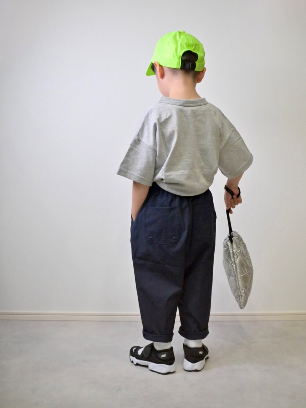 グレー系のTシャツ/カットソー、ブルー系のその他パンツ、ブラック系のスニーカーを着用したキッズの夏コーディネートの3枚目の写真