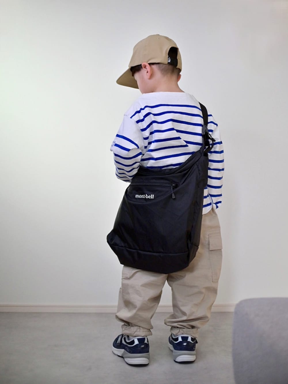 ブルー系のTシャツ/カットソー、ベージュ系のその他パンツ、ブルー系のスニーカーを着用したキッズの春コーディネートの2枚目の写真