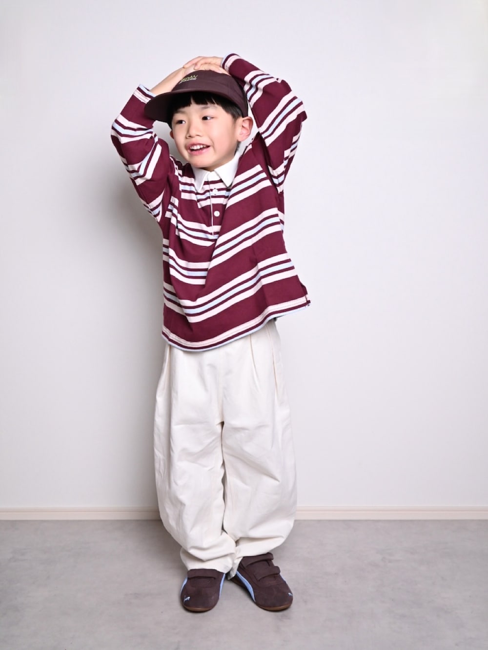 レッド系のTシャツ/カットソー、ホワイト系のその他パンツ、ブラウン系のスニーカーを着用したキッズの春コーディネートの5枚目の写真