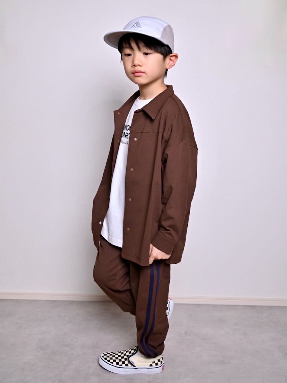 ホワイト系のTシャツ/カットソー、ブラウン系のシャツ/ブラウス、ベージュ系のその他パンツを着用したキッズの夏コーディネートの4枚目の写真
