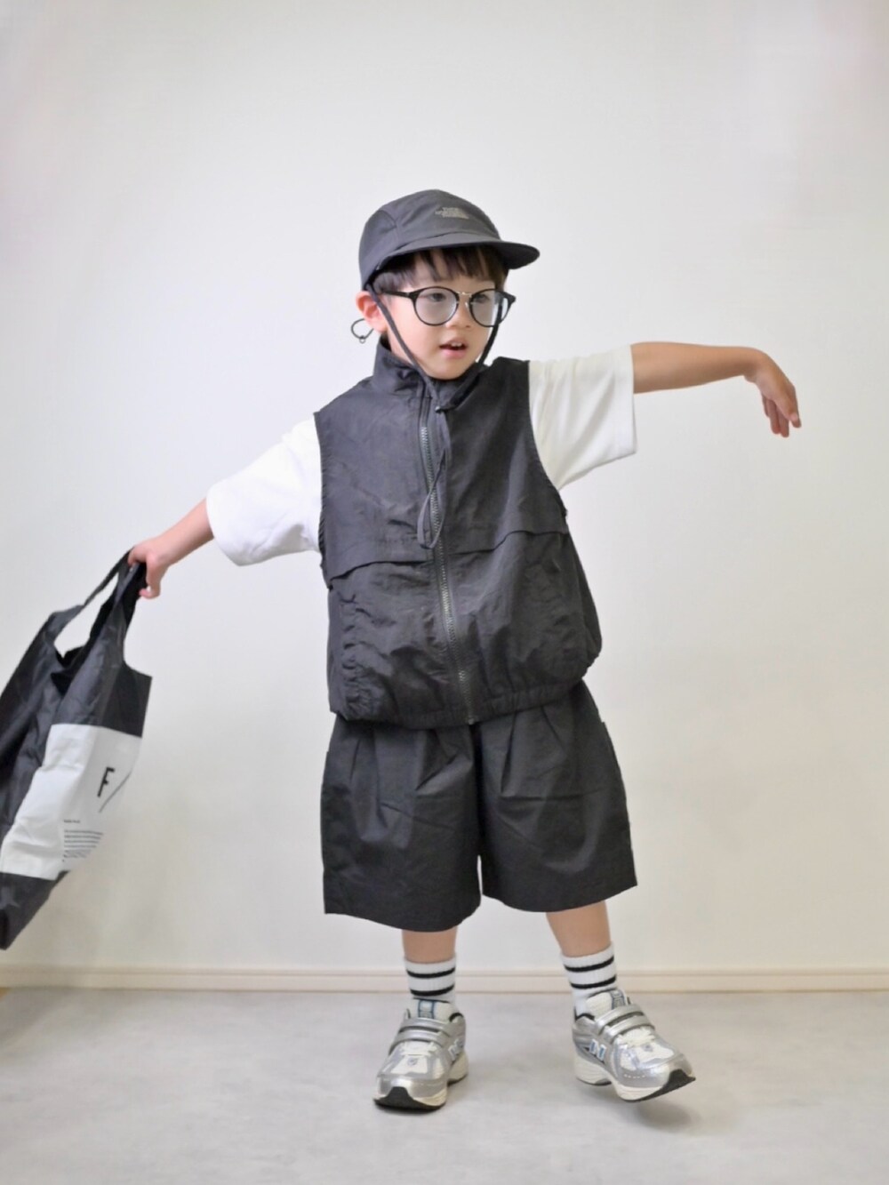 ブラック系のその他パンツ、シルバー系のスニーカー、ブラック系のベストを着用したキッズの夏コーディネートの4枚目の写真