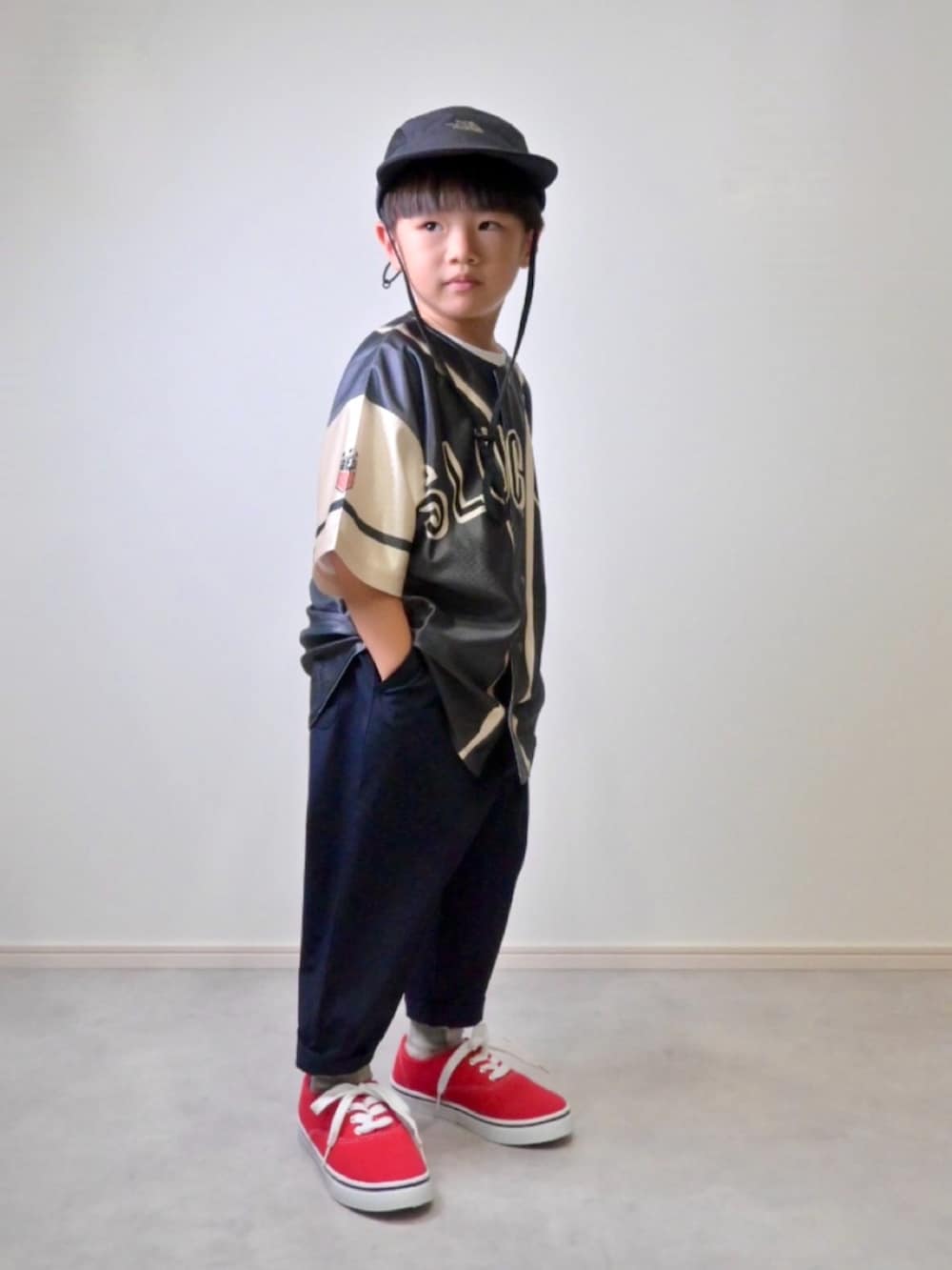 グレー系のシャツ/ブラウス、ブルー系のその他パンツ、レッド系のスニーカーを着用したキッズの夏コーディネートの2枚目の写真