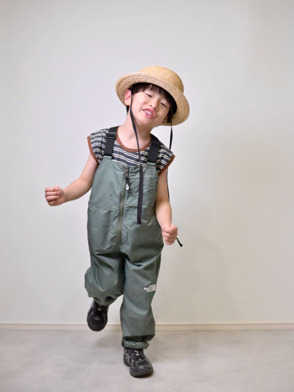 ブラック系のTシャツ/カットソー、ブラック系のスニーカー、グリーン系のその他ベビー用品を着用したキッズの春コーディネートの5枚目の写真