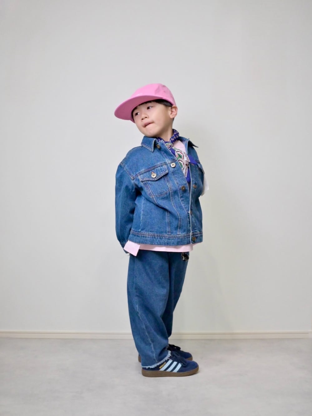 ブルー系のデニムジャケット、ブルー系のデニムパンツ、ピンク系のTシャツ/カットソーを着用したキッズの春コーディネートの4枚目の写真