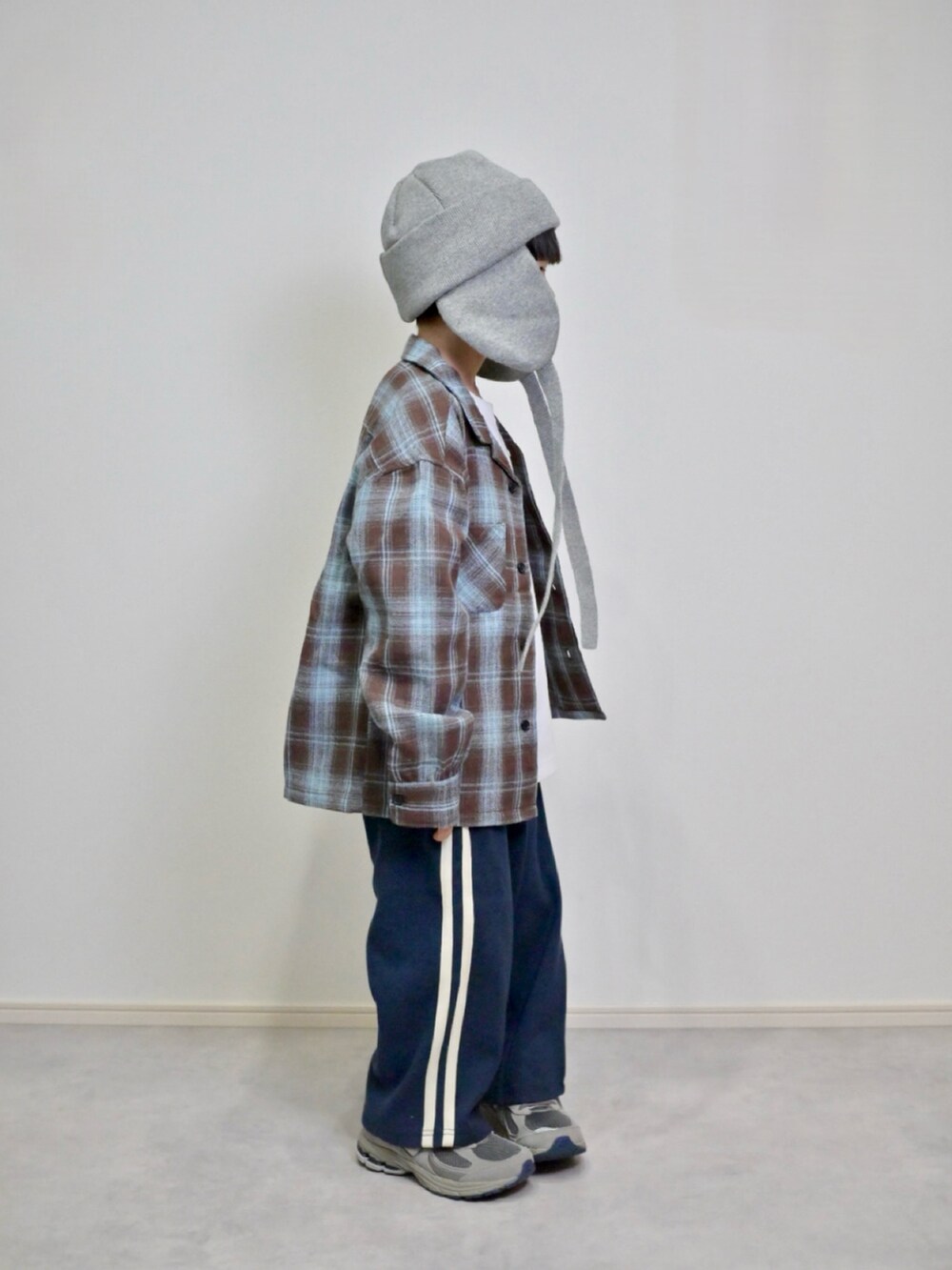 グレー系のスニーカー、ブルー系のその他パンツ、ブラウン系のセットアップを着用したキッズの秋コーディネートの3枚目の写真