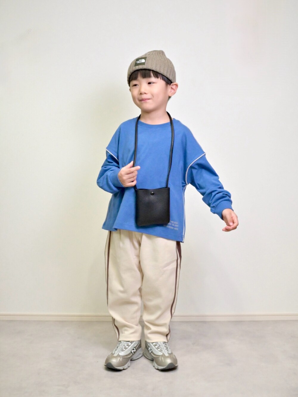 ブルー系のTシャツ/カットソー、ベージュ系のその他パンツ、ベージュ系のスニーカーを着用したキッズの秋コーディネートの3枚目の写真