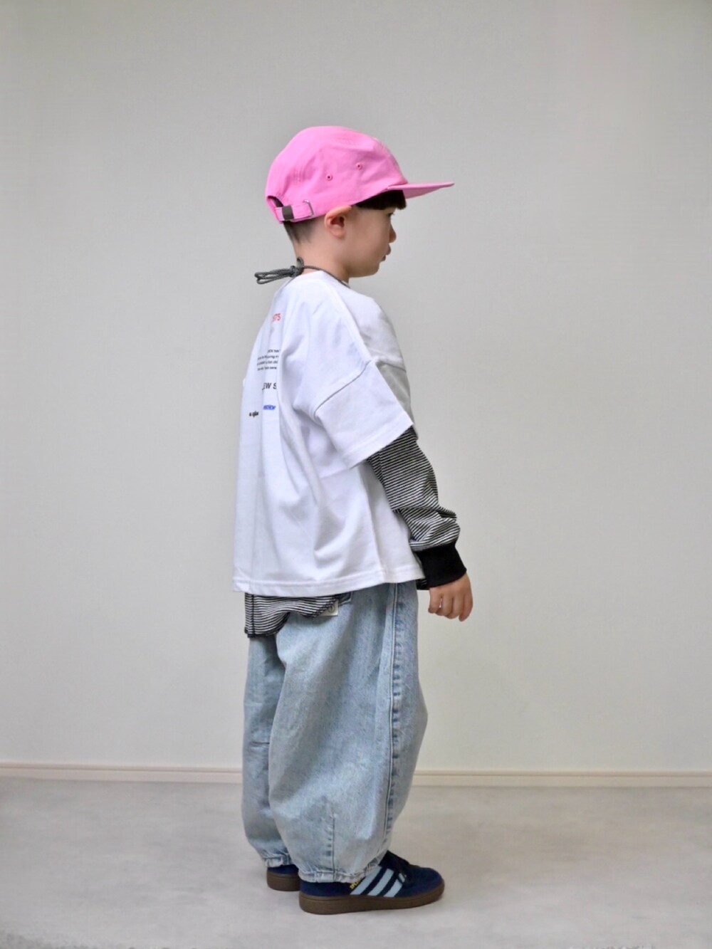 ホワイト系のTシャツ/カットソー、ブルー系のデニムパンツ、ブラック系のTシャツ/カットソーを着用したキッズの春コーディネートの4枚目の写真