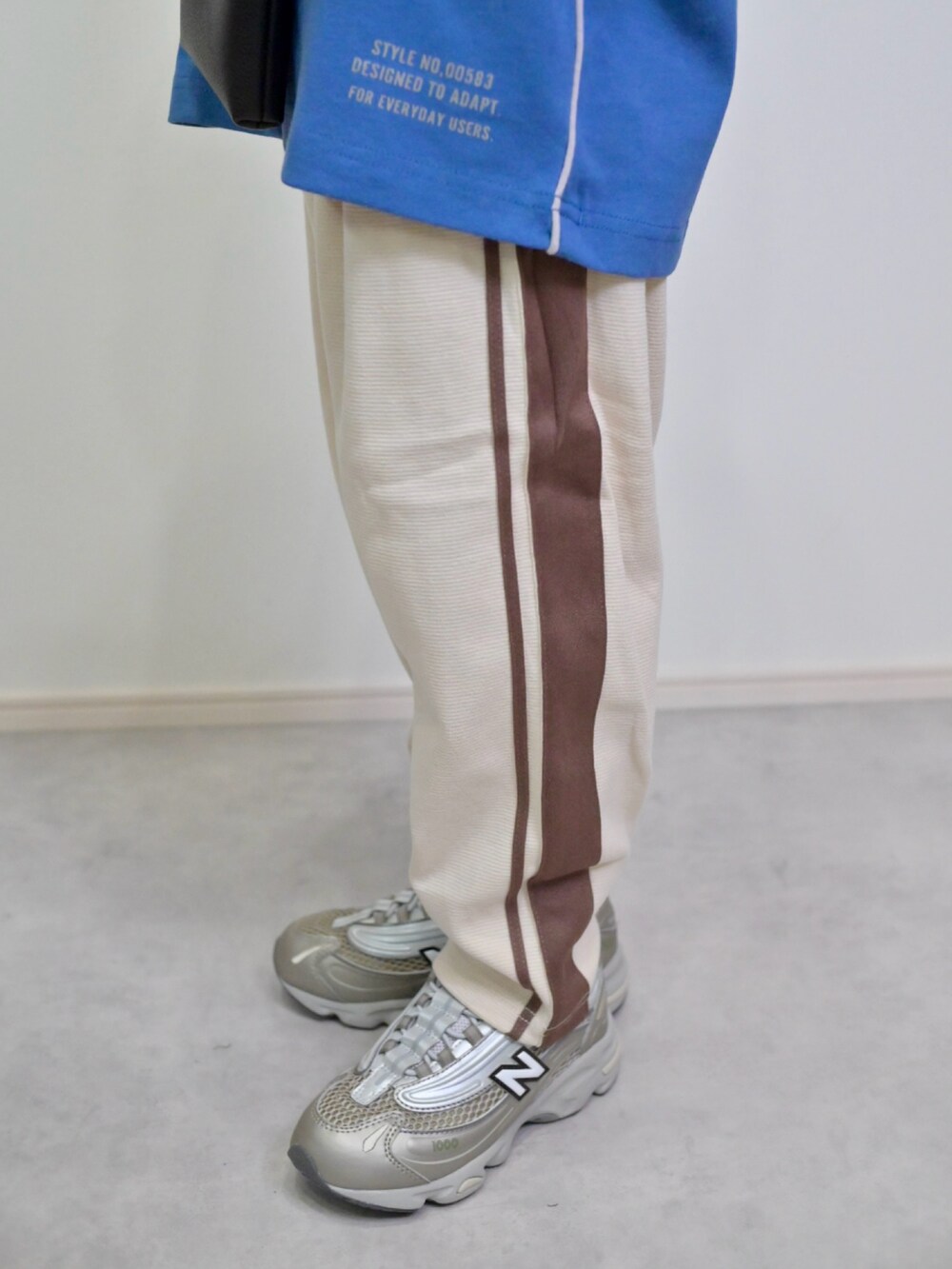 ブルー系のTシャツ/カットソー、ベージュ系のその他パンツ、ベージュ系のスニーカーを着用したキッズの秋コーディネートの2枚目の写真