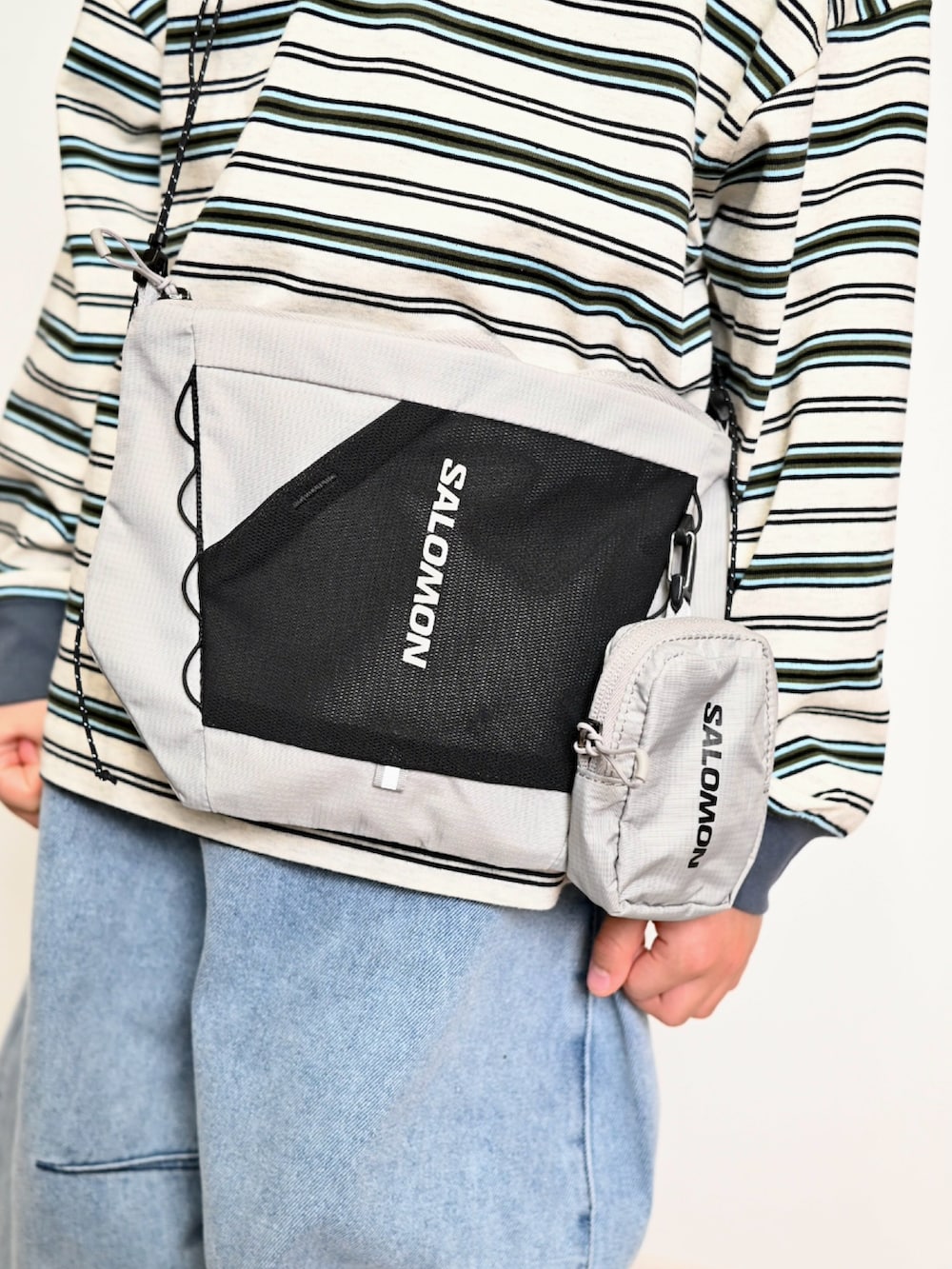 グレー系のTシャツ/カットソー、ブルー系のデニムパンツ、ブラック系のショルダーバッグを着用したキッズの冬コーディネートの2枚目の写真