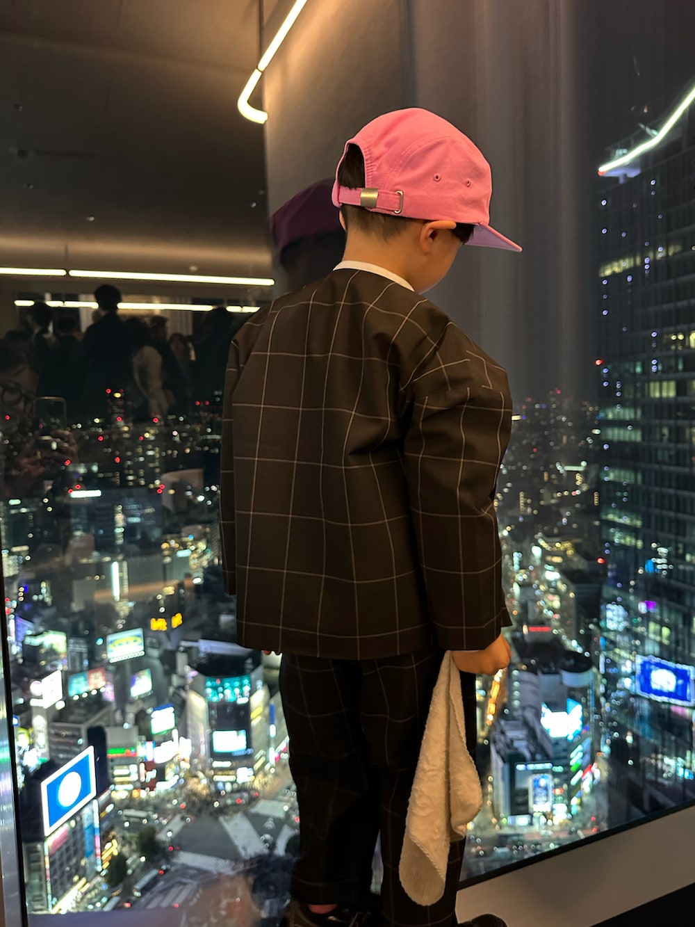 グレー系のスーツセット、グレー系のシャツ/ブラウス、ブラック系のスニーカーを着用したキッズの春コーディネートの5枚目の写真