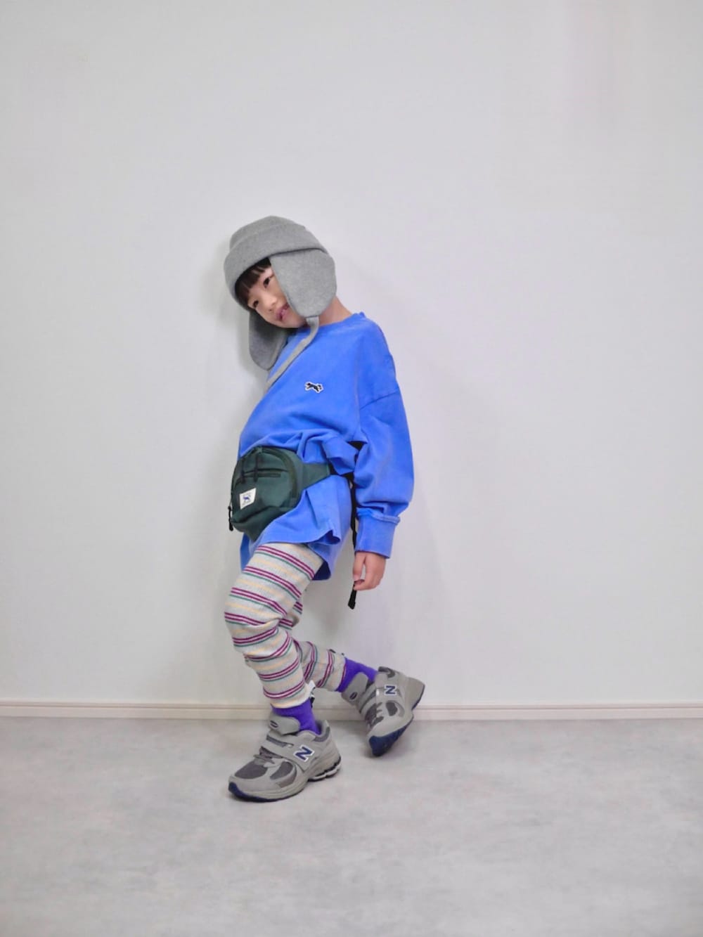 ブルー系のTシャツ/カットソー、グリーン系のボディバッグ/ウエストポーチ、グレー系のスニーカーを着用したキッズの秋コーディネートの5枚目の写真