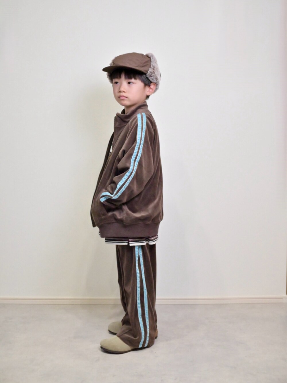 ブラウン系のカーディガン/ボレロ、ブラウン系のその他パンツ、その他のTシャツ/カットソーを着用したキッズの秋コーディネートの3枚目の写真