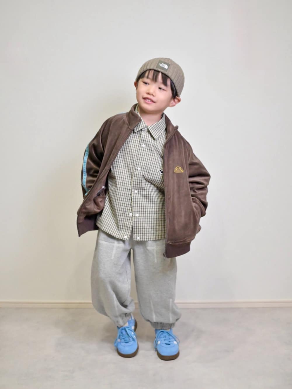 ホワイト系のシャツ/ブラウス、ブラウン系のカーディガン/ボレロ、グレー系のスウェットパンツを着用したキッズの秋コーディネートの3枚目の写真