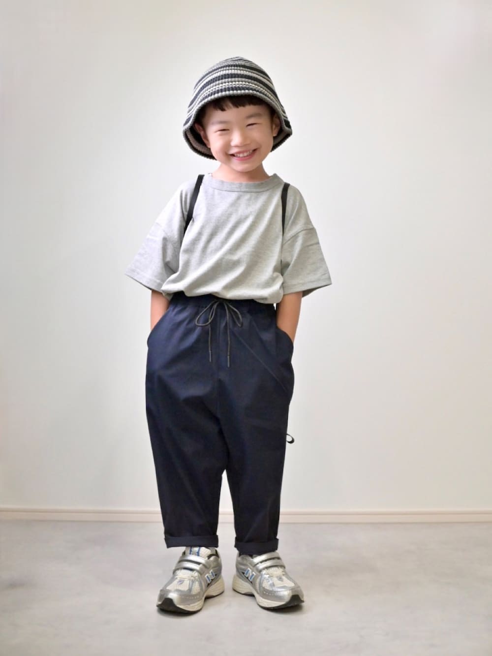 グレー系のTシャツ/カットソー、ブルー系のその他パンツ、ブラック系のバックパック/リュックを着用したキッズの夏コーディネートの3枚目の写真