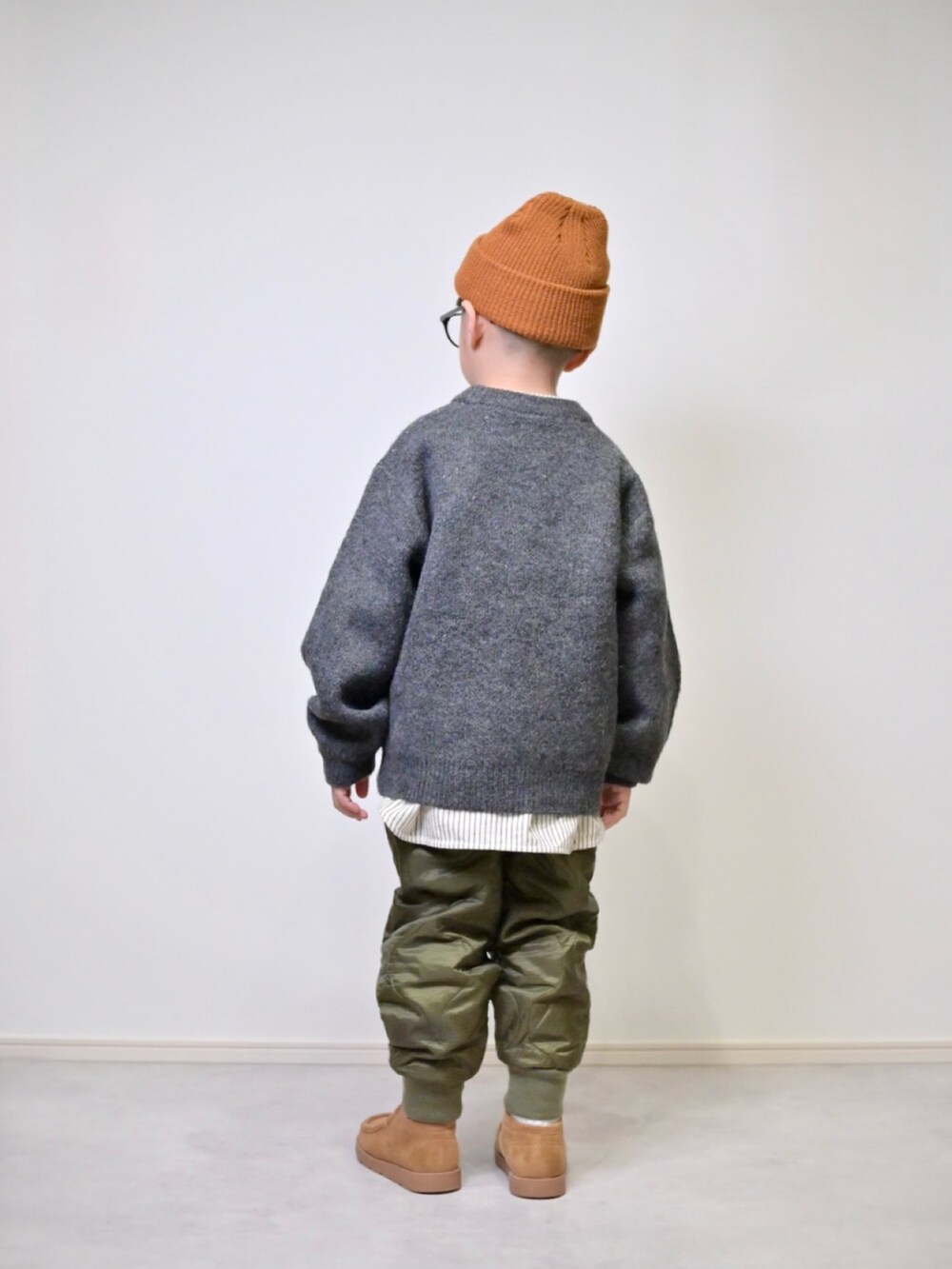 グレー系のニット/セーター、その他のシャツ/ブラウス、グリーン系のその他パンツを着用したキッズの冬コーディネートの4枚目の写真