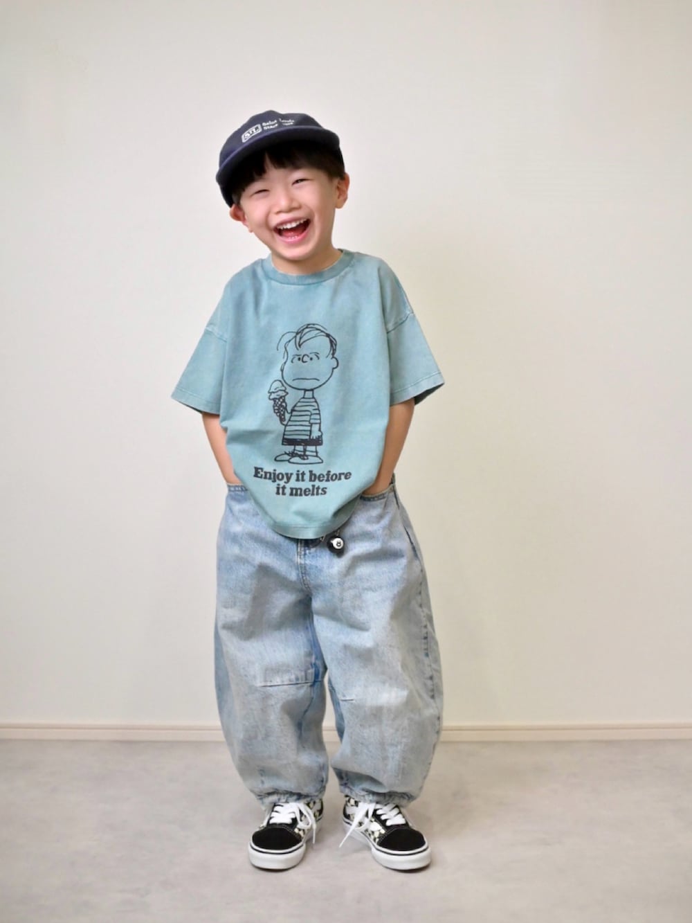 ブルー系のTシャツ/カットソー、ブルー系のデニムパンツ、ブラック系のスニーカーを着用したキッズの春コーディネートの5枚目の写真