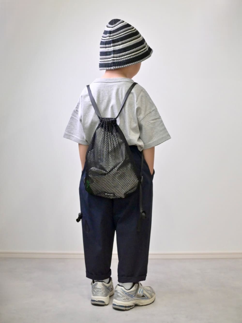 グレー系のTシャツ/カットソー、ブルー系のその他パンツ、ブラック系のバックパック/リュックを着用したキッズの夏コーディネートの2枚目の写真