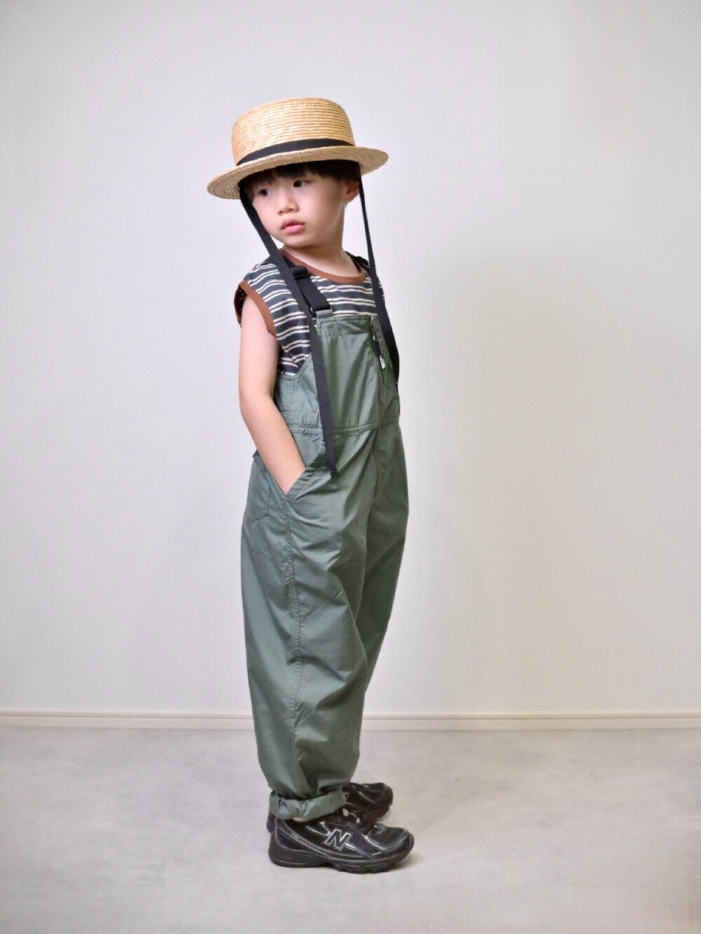 ブラック系のTシャツ/カットソー、ブラック系のスニーカー、グリーン系のその他ベビー用品を着用したキッズの春コーディネートの2枚目の写真