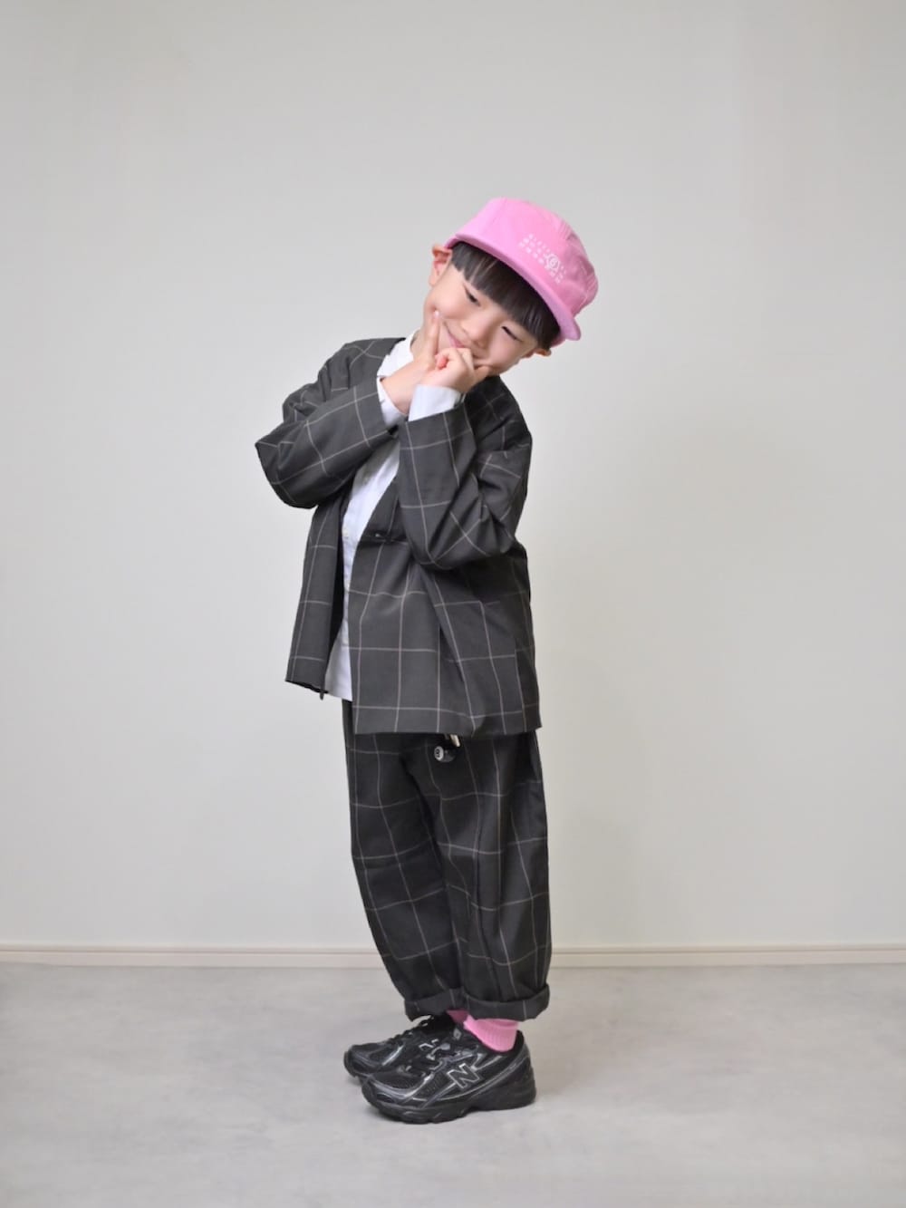 グレー系のスーツセット、グレー系のシャツ/ブラウス、ブラック系のスニーカーを着用したキッズの春コーディネートの3枚目の写真