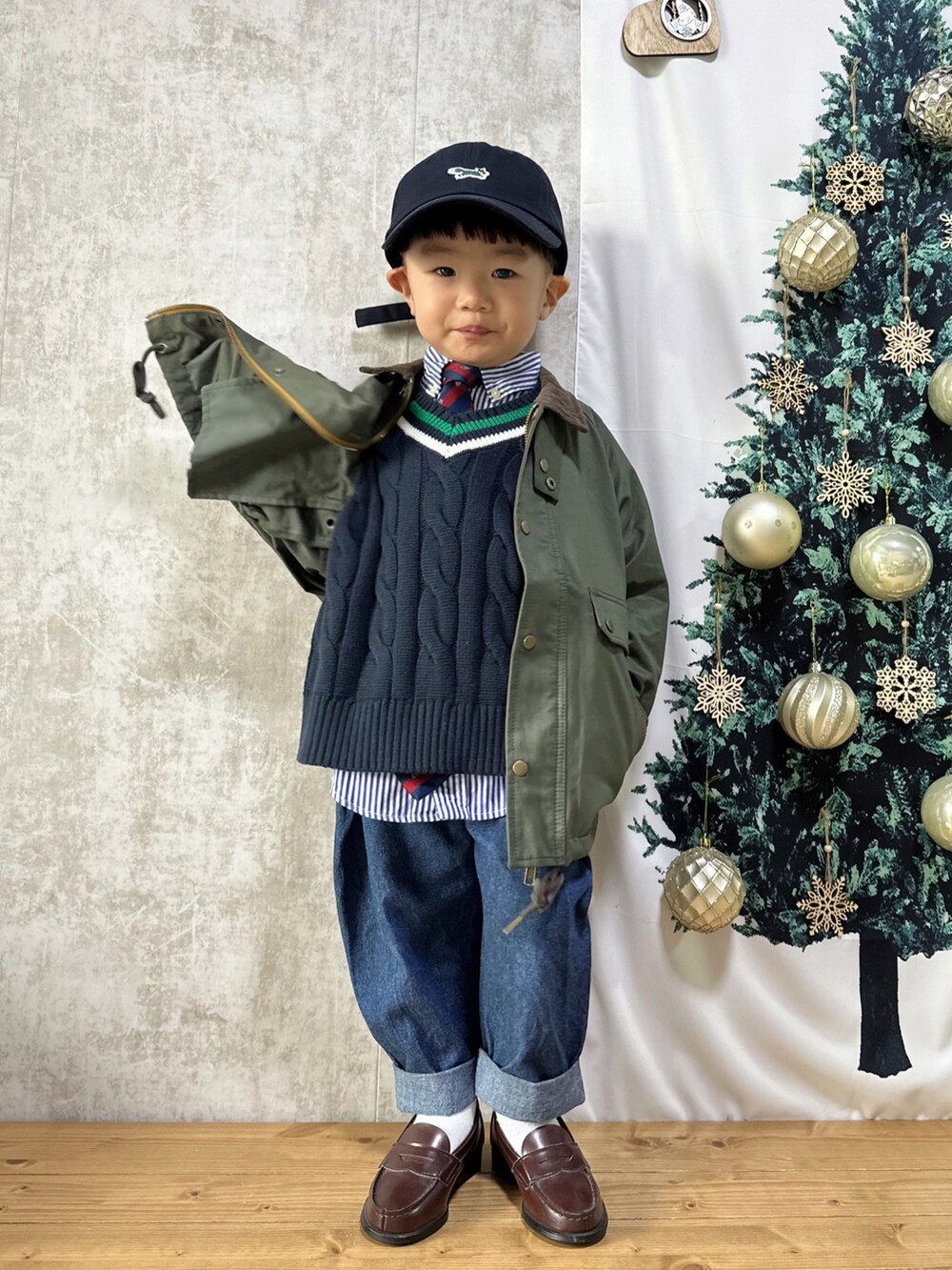 「クリスマスに着たい服、クリスマス、ネクタイ、チルデンニット、デニム、ジャケット、ローファー、キャップ、GU、キッズコーデ、男の子、2歳、マイベストコーデ2022」|「FREAK'S STOREのTOWN CRAFT×FREAK'S STORE/タウンクラフト the FOX キャップ(キャップ、ブルー系)」を使った、tanshio.さん(キッズ・90cm)の冬コーディネートの3枚目の写真
