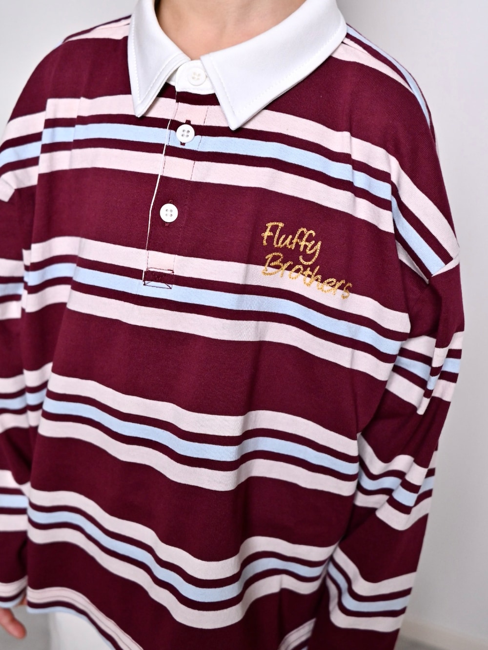 レッド系のTシャツ/カットソー、ホワイト系のその他パンツ、ブラウン系のスニーカーを着用したキッズの春コーディネートの2枚目の写真