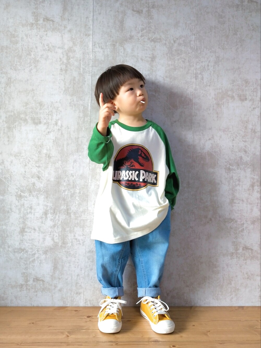 グリーン系のTシャツ/カットソー、ブルー系のデニムパンツ、イエロー系のスニーカーを着用したキッズの夏コーディネートの5枚目の写真
