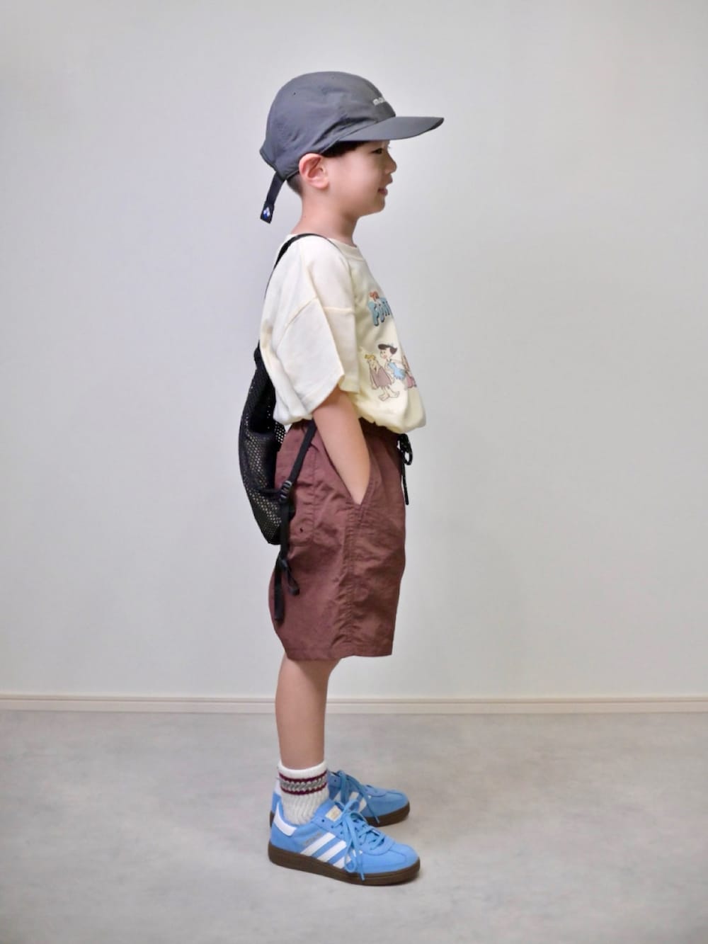 ホワイト系のTシャツ/カットソー、ブラウン系のその他パンツ、ブルー系のスニーカーを着用したキッズの夏コーディネートの2枚目の写真