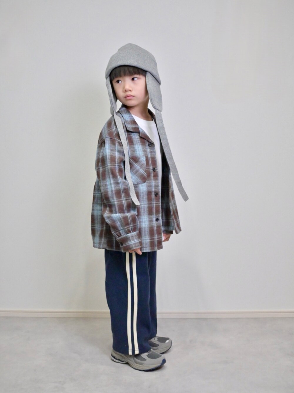 グレー系のスニーカー、ブルー系のその他パンツ、ブラウン系のセットアップを着用したキッズの秋コーディネートの2枚目の写真